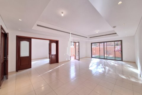 Villa de 4 dormitorios en Abu Dhabi Gate City, UAE No. 36641 3