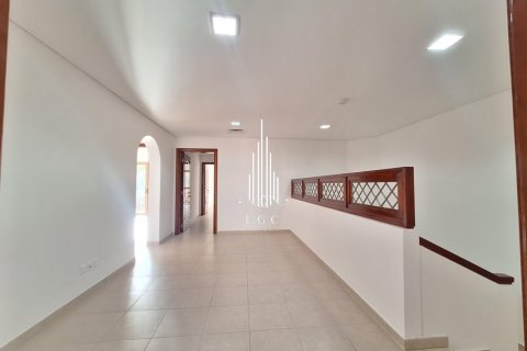 Villa de 4 dormitorios en Abu Dhabi Gate City, UAE No. 36641 18