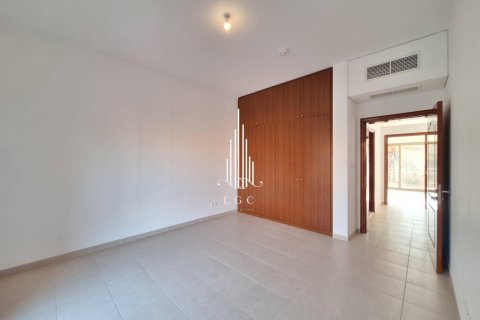 Villa de 4 dormitorios en Abu Dhabi Gate City, UAE No. 36641 7