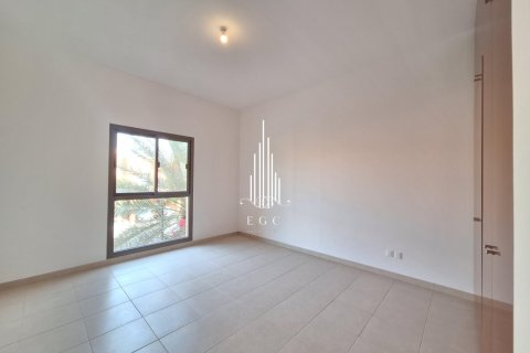 Villa de 4 dormitorios en Abu Dhabi Gate City, UAE No. 36641 11