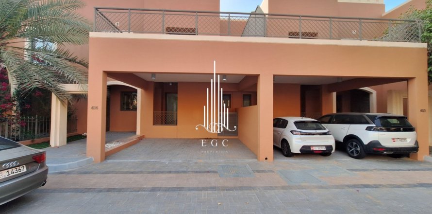 Villa de 4 dormitorios en Abu Dhabi Gate City, UAE No. 36641