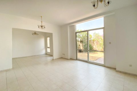 Таунхаус с 4 спальнями в Mirdif Villas, ОАЭ №218804