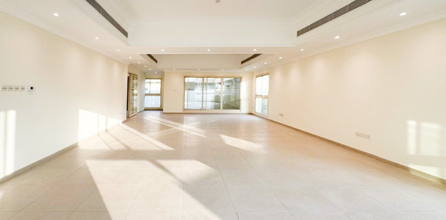 Villa de 5 dormitorios en Umm Suqeim, UAE No. 215366