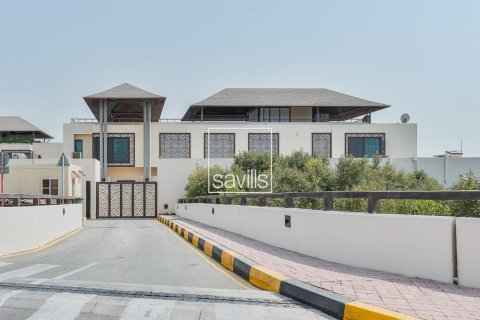 5 bedrooms Villa in Al Qurm, UAE No. 211142 3