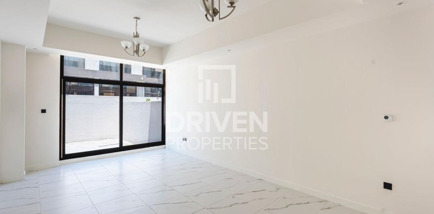Townhouse de 4 dormitorios en District 11, UAE No. 214422