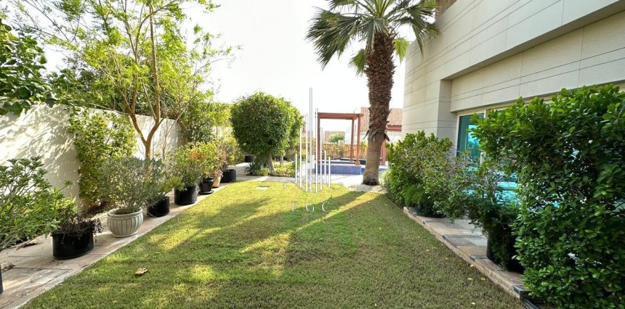 Villa de 5 dormitorios en The Marina, UAE No. 37690