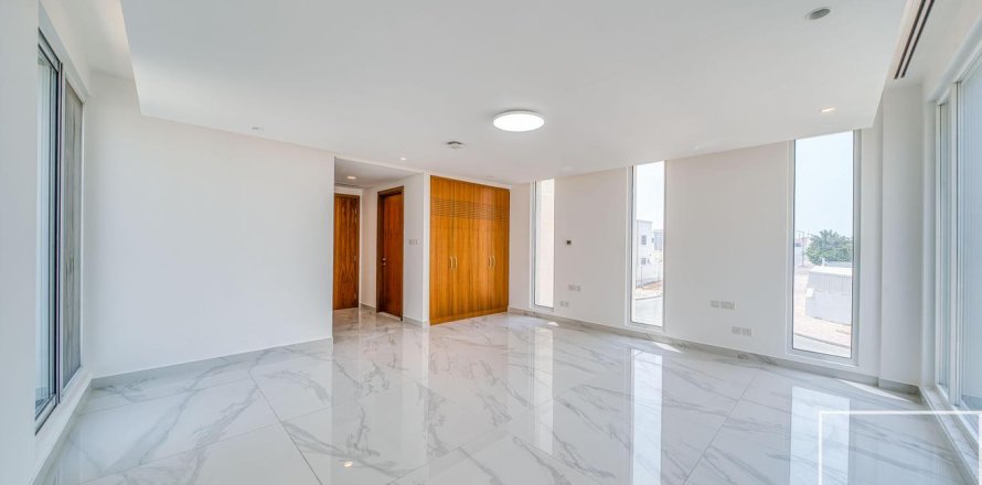 4 bedrooms Villa in Umm Suqeim, UAE No. 214057