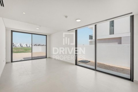 4 bedrooms Villa in EMAAR South, UAE No. 212523 3