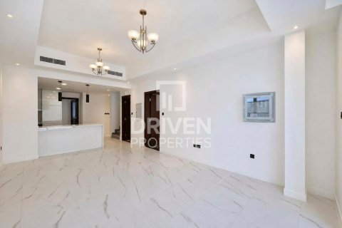 Вилла с 4 спальнями в District 11, ОАЭ №221212 3