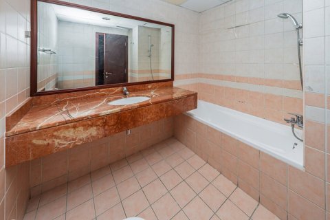Apartment de 3 dormitorios en Emirates Crown, UAE No. 167557 11