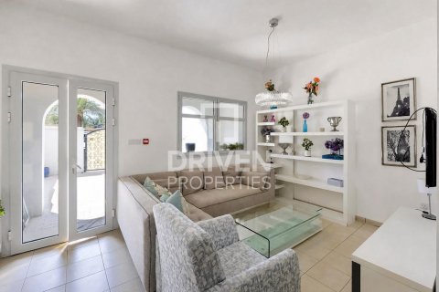 Villa de 4 chambres à District 15, UAE No. 221491 3
