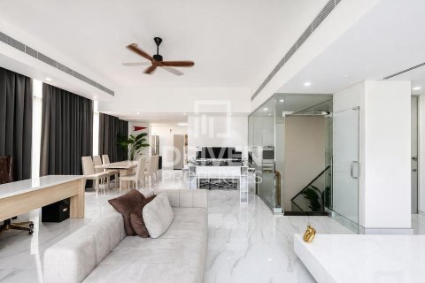 Penthouse de 3 dormitorios en District 15, UAE No. 215185 8
