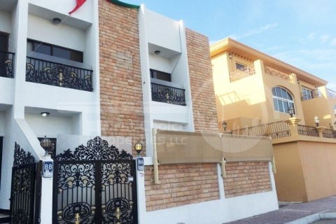 Вилла с 4 спальнями в Al Khalidiya, ОАЭ №12308