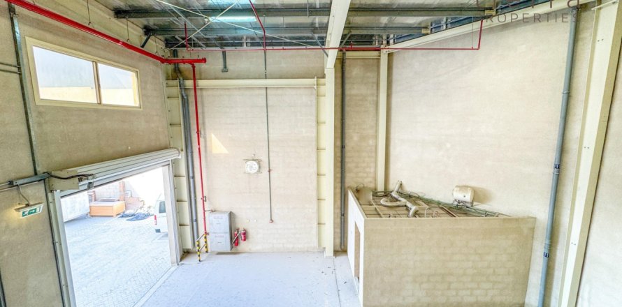 Warehouse de 738.6m² en Dubai, UAE No. 47667