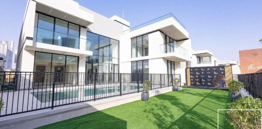 5 bedrooms Villa in Dubai, UAE No. 211027