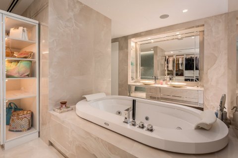 Villa de 4 dormitorios en Jumeirah Islands, UAE No. 202313 22