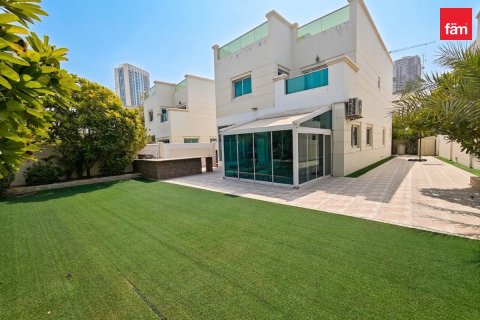 4 bedrooms Villa in Dubai, UAE No. 198724