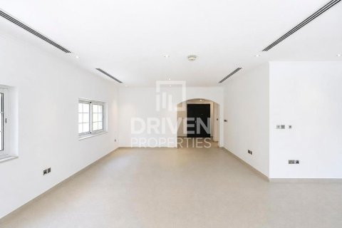 Вилла с 3 спальнями в Jumeirah Park, ОАЭ №218585 5