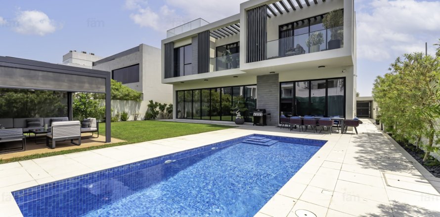 5 bedrooms Villa in Dubai, UAE No. 215891