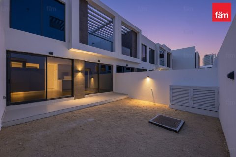 3 bedrooms Townhouse in Dubai, UAE No. 215989 2