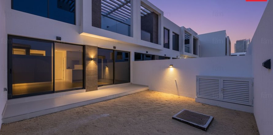 3 bedrooms Townhouse in Dubai, UAE No. 215989