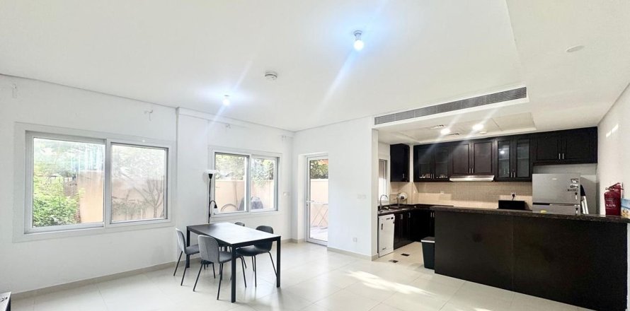Townhouse de 3 dormitorios en Dubai Land, UAE No. 215425