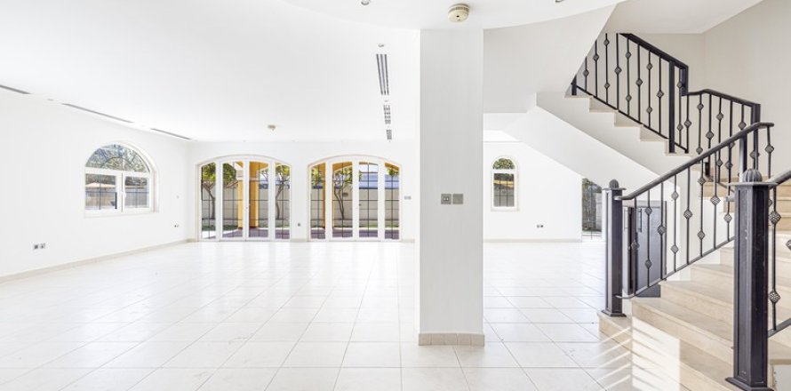 Villa de 5 chambres à Legacy, UAE No. 8731