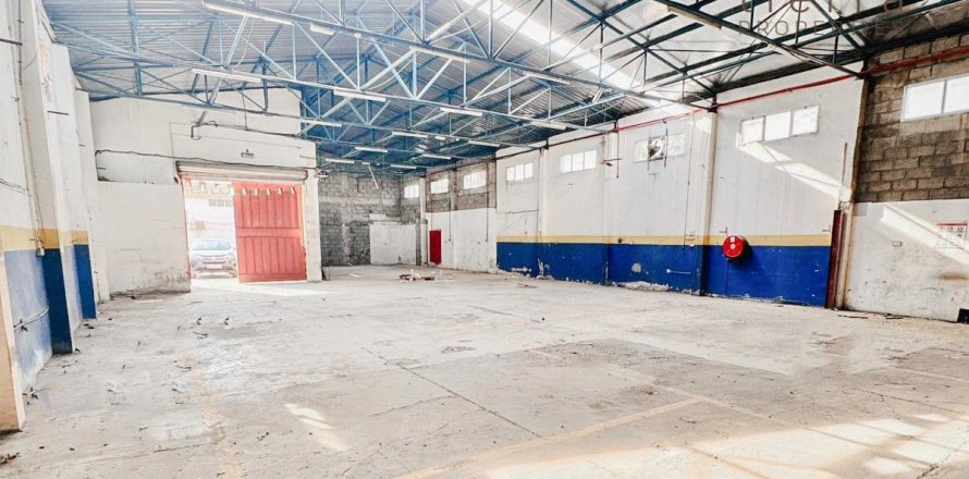 Warehouse de 696.8m² en Deira, UAE No. 48808