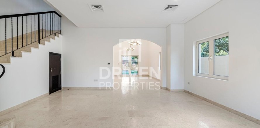 5 bedrooms Villa in Hacienda, UAE No. 211233