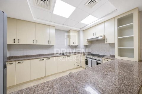 Apartment de 2 dormitorios en Motor City, UAE No. 223175 3