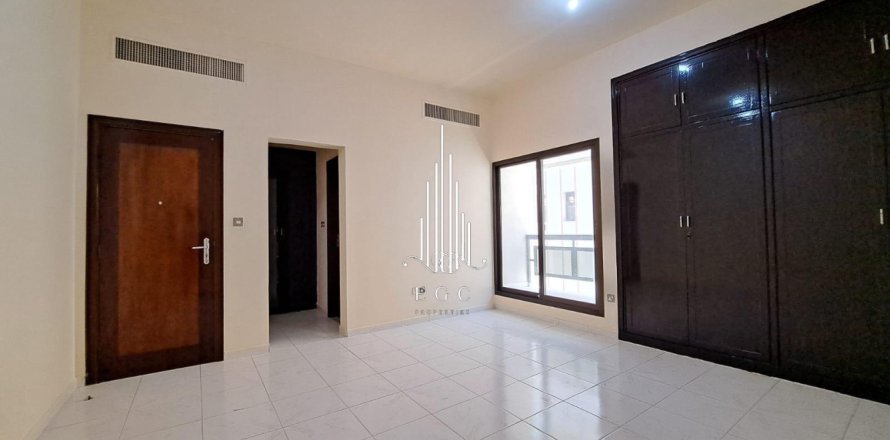 Villa de 4 dormitorios en Al Dhafrah, UAE No. 36668