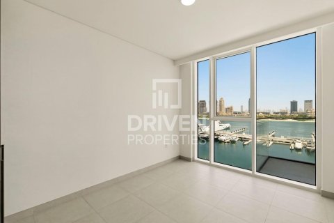 Квартира с 3 спальнями в EMAAR Beachfront, ОАЭ №211333 9