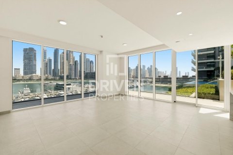 Квартира с 3 спальнями в EMAAR Beachfront, ОАЭ №211333 2