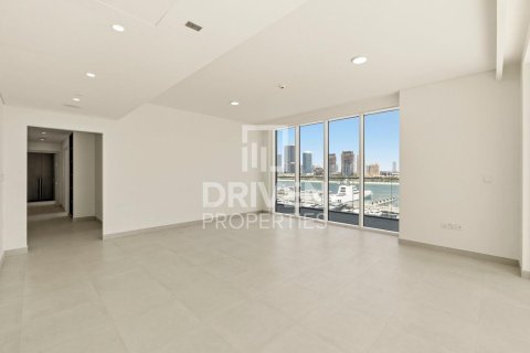 Квартира с 3 спальнями в EMAAR Beachfront, ОАЭ №211333 4