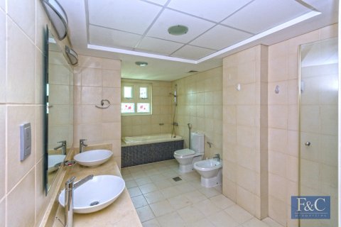 Appartement de 3 chambres à Shoreline Apartments, UAE No. 153348 10