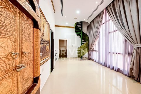 1723.72m² Villa in Sector E, UAE No. 212407 3