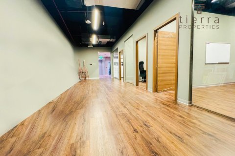 Commercial property de 696.8m² en Al Quoz, UAE No. 38860 7