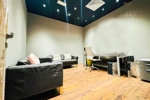 Commercial property de 696.8m² en Al Quoz, UAE No. 38860 12