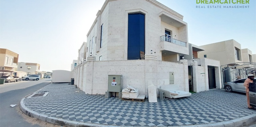 Villa de 5 chambres à Al Yasmeen, UAE No. 22826