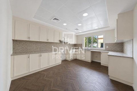4 bedrooms Villa in Al Barsha 1, UAE No. 212856 17