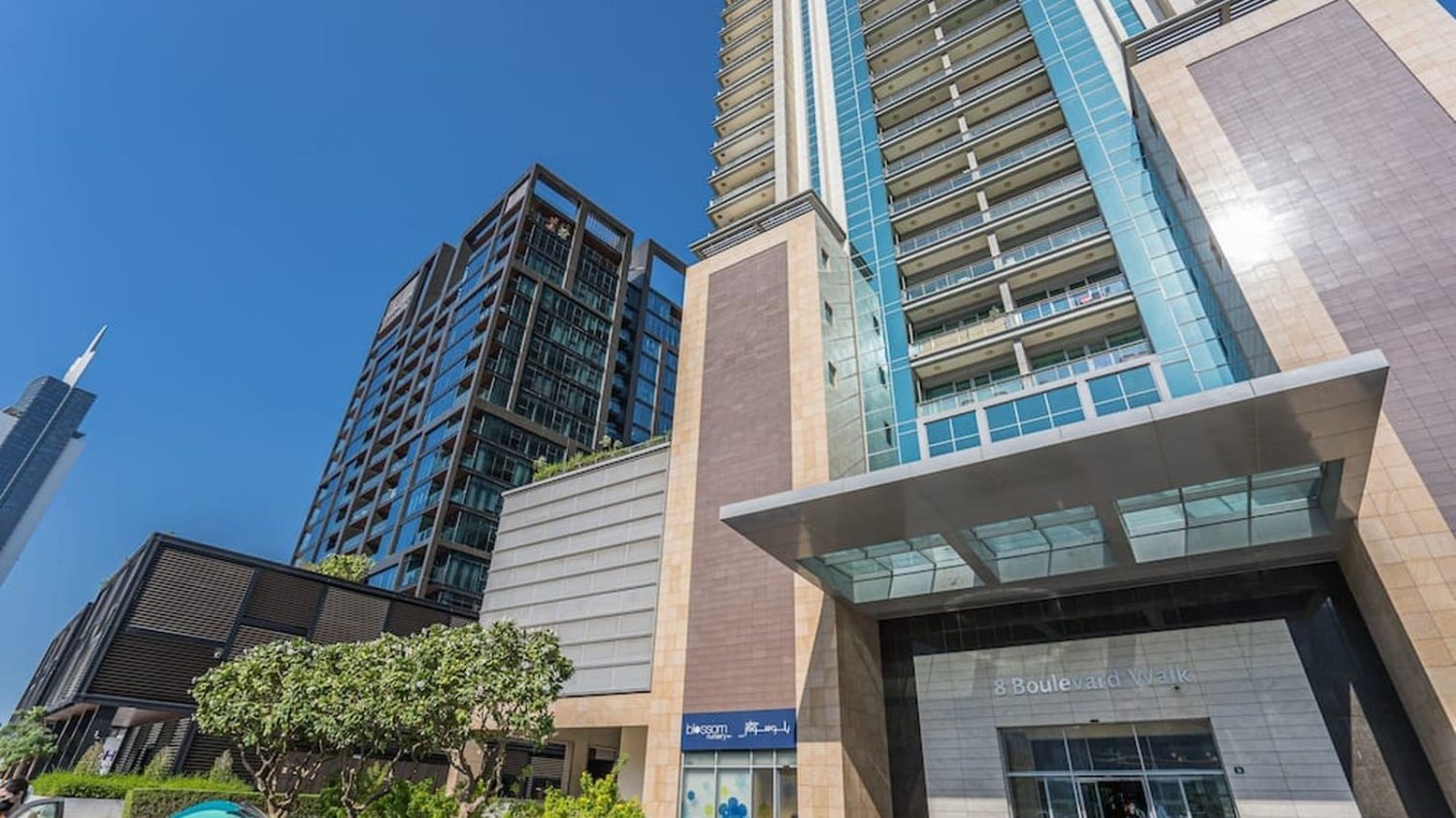 8 BOULEVARD WALK