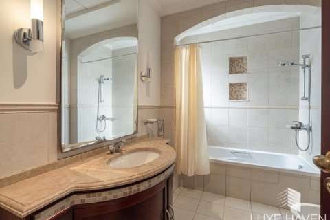 6 bedrooms Villa in Emirates Hills, UAE No. 14807 24