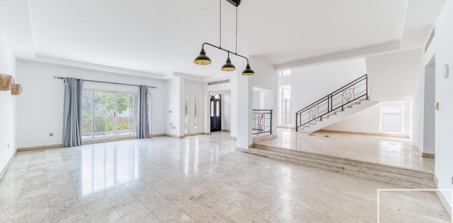 Villa de 4 dormitorios en Umm Suqeim, UAE No. 220452
