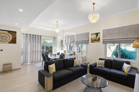 Townhouse de 3 dormitorios en Bella Casa, UAE No. 214652 3