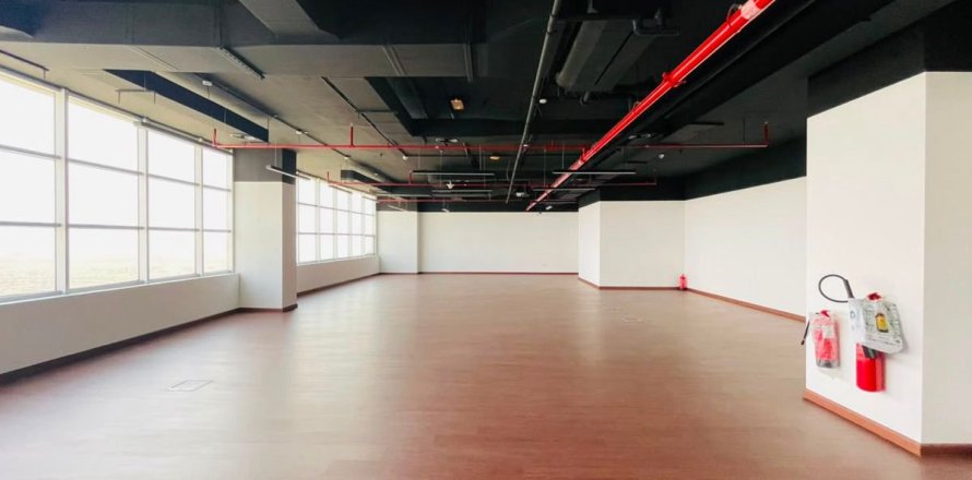163.7m² Office in Dubai, UAE No. 205159