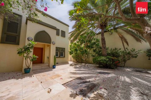 Вилла с 3 спальнями в Jumeirah Park, ОАЭ №161767 13