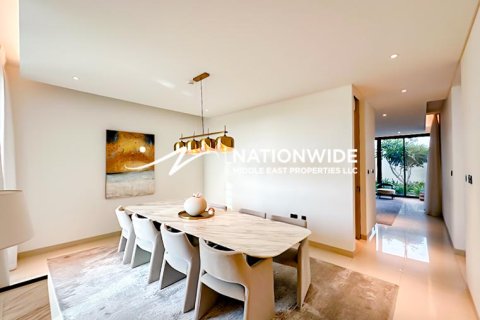 5 bedrooms Villa in Abu Dhabi, UAE No. 92188 9