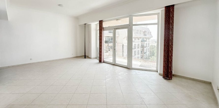 Apartment de 3 dormitorios en Dubai Investment Park, UAE No. 215332