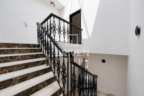 Villa de 4 dormitorios en Al Barsha 1, UAE No. 221516