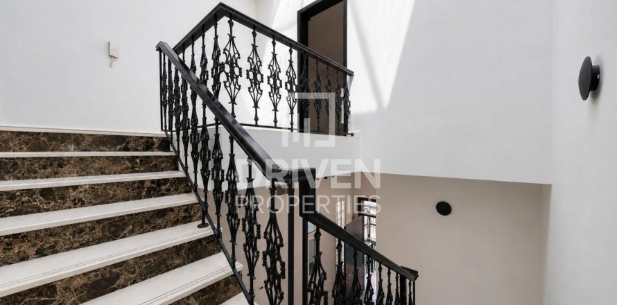 Villa de 4 dormitorios en Al Barsha 1, UAE No. 221516